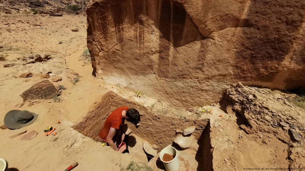 Uno de los investigadores durante las excavaciones Sahout Rock Art and Archaeology Project
