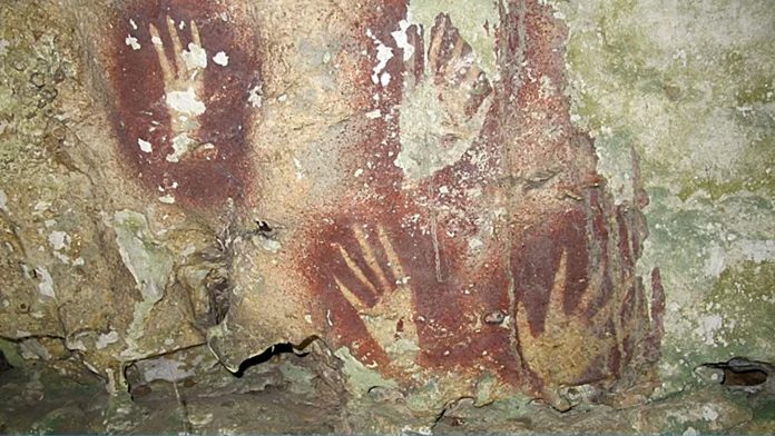 Manos con garras de 67.800 años en Indonesia son la obra de arte más antigua del mundo